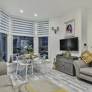 The - Ground Floor - Luxury For Up To 4 Guests Near Open Air Theatre And North Bay , Scarborough United Kingdom